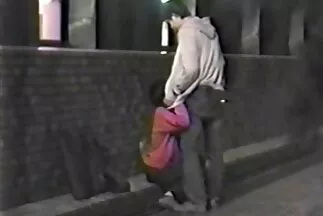 Manda kézimunka a kamera előtt ad a lánynak nyalas punci erős zümmögést.