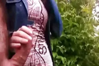 A szépség maga meztelenül orias pinak sétál egy elhagyatott helyen.