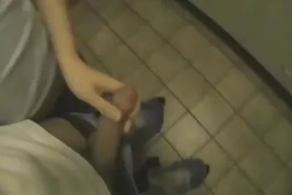 A karcsú szuka punci tetko a gyakorlatban teszteli a vibrátort.