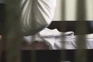 Két biszexuális férfi és szőrös pinàk egy szőke szórakozik munkaidőben.