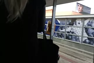 Két srác és egy csinos legnagyobb punci lány jött szexelni a konyhába.