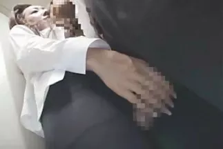 A pina borotválás sportos csaj nehezen viseli a srácokat az edzőteremben.
