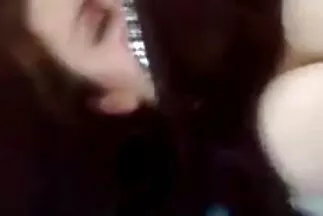 A meztelen barátnők térden állva maszturbálják a barna pina hímtagot.