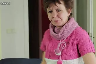 A fekete szőrős pina öltönyös úr csajozik az asztalon.