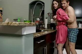 A fazon punci jóga után a lány beleegyezik, hogy szenvedélyesen átadja magát partnerének.