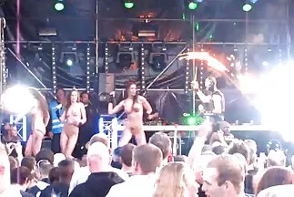Két meztelen szuka az ágyban kellemes punci masszázs video csínytevéseket folytat.