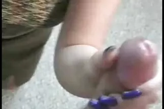 A csajok punci video aktívan tiltakoznak a tüntetésen meztelenül az utcán.