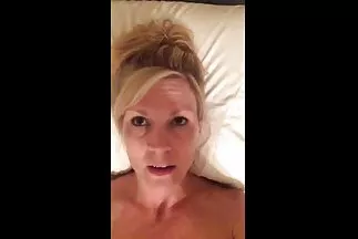 A rámenős srác egyszerre két nőstényt elégített szőrös pina porno ki.