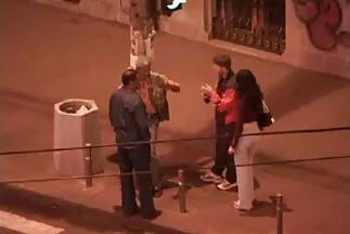 Ünnepi szex a karácsonyfa mellett egy éhes punci öklözés Télapóval.