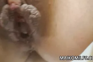 A részeg férfiak egy csajt dugnak a klubban a kurva pina tagjaikkal.