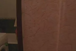 A szőke ribanc masszírozza a punciját és nagy pina pénzt vesz érte.