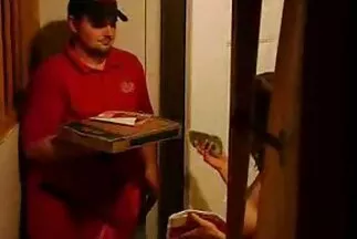 Egy előkelő ló viccesen megsimogat egy szőke pina punci tagot.