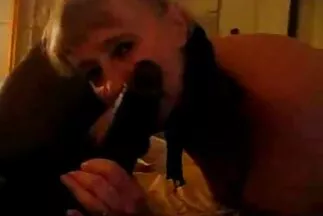 Egy mestere a füvön baszik puncis egy nőt.