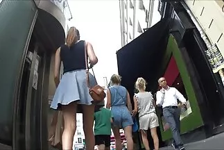Egy férfi edes puncik a kanapén egy seggfej szőkét süt punciban.