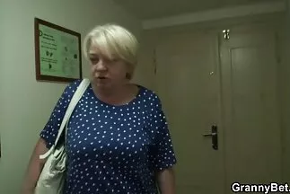 Érett kurvák nem hagyományos szopós pinák neme étvágygerjesztő formákkal