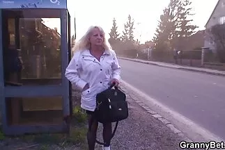 Egy férfi megnyalta punci porno szemtelen barátnője melleit.