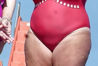Lenyűgöző szőrös punci sex fiatal csaj meztelenül a fotós előtt.