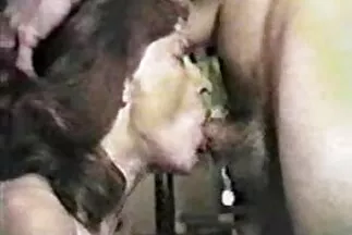 Két pinaba élvezés fekete erősen baszik nőket egy szállodai szobában.