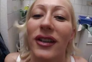 Két felpumpált hím látványos szőkére szőrős punci festett.