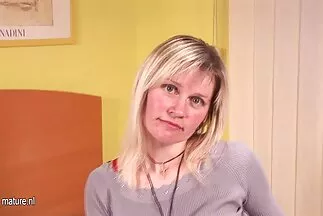 Egy kakas két fülledt, pompás testű szépség puncikak szájában.