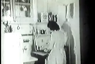 A erett pina nőcsábászok kihasználva a lehetőséget, tömegben dugják meg a csajt.
