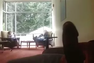A srác teljesen elégedett volt a szőrös puncik vad szexszel két leszbikussal a kanapén.