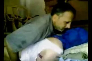 Sovány szőrős punci szőke spriccel, miközben egy erős csonton ül.