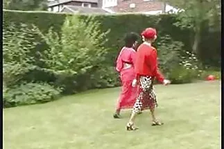 A szőke és az új alkalmazott az irodában maradt szex pinába a fasz céljából.