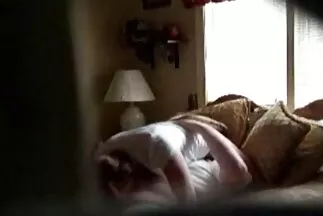 Gyengéd sapkával dörzsölnek szép puncik és trágár nyögdécselnek.