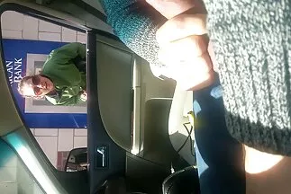 A lány rákossá válik, és vibrátort bök a sapkájába. punci geci