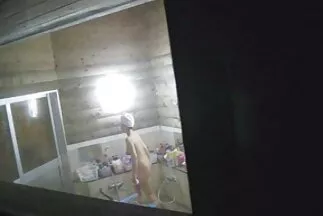 Az ágyon fekve a szépség ujjaival a punci hátulról csiklót simogatja.