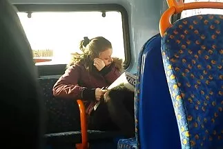 Egy spriccelő pina kopasznak lányok vannak a fenekében, és nem csak ott.