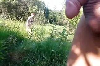 Kényelmes körülmények között pina nyalás tagjával ugratja a puncit.