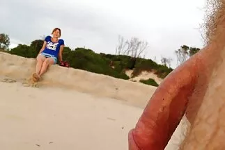 A meztelen gazember punci nyalás video gyorsan kibaszott egy meglepett csajt a hüvelybe.