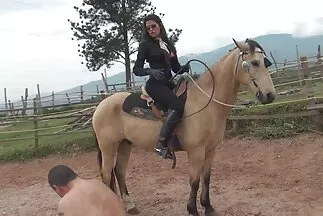 Tetovált lány ugratja és simogatja pina nyalas video a punciját.