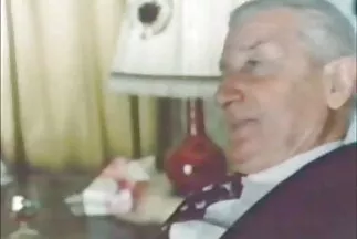 Egy forro puncik bájos vadállat sütkérez egy fehér ágyon.