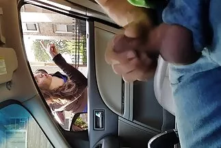 A srác késik a munkahelyén, a csaj punci kényeztetés pedig egy gyengéd puncit maszturbál.