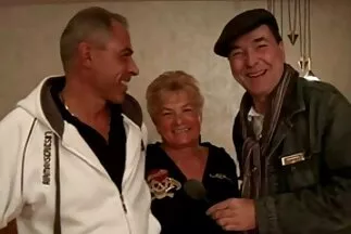 A lenyűgöző bugyis puncik swinger kibaszott vad orgazmussal végződik.