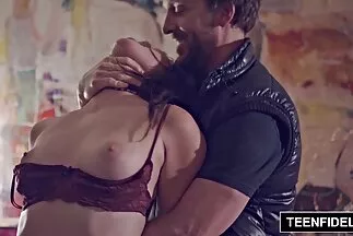 A dögös nimfomániás cum az arcába, és szük pina nem bánta meg.