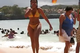 Csinos lány punci net öltözködik randevúzni.