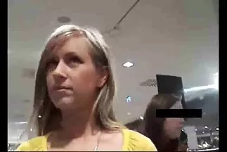 Busty érzéki puncinyalás szőke ugratja lüktető pináját.