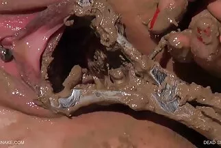 Kiváló táncosok adják magukat bozontos pina a srácoknak a bárban.