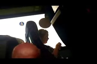 Három üsző kényelmesen elhelyezkedett egy péniszen. szoros pinak