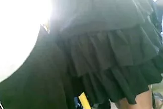 Három vidám barát jókedvűen megbasz szőrös puncik egy oroszt a természetben.