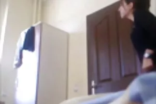 Szegény férj tisztasági sima punci övben szigorú feleségével szemben.
