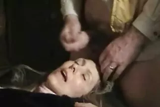 Egy szőke bugyi nélkül ül egy srác erős punciját törzsén.