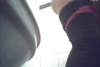 A férfi örült a gyönyörű szexnek a szőrös nunák feleségével a hálószobában.