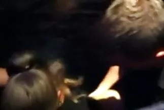 Egy cigánypunci barátságos barna a fogaival harapta meg a hímtagját.