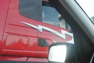 A fekete hajú punci válogatás huncut lány felnyergelte szeretett puncijának kakasát.