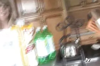 Az erős izgalom hatalmas punci miatt a srác megbaszotta a szépséget.
